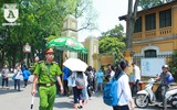 Đoàn viên thanh niên Công an Hà Nội đội nắng đảm bảo an ninh tại các điểm thi
